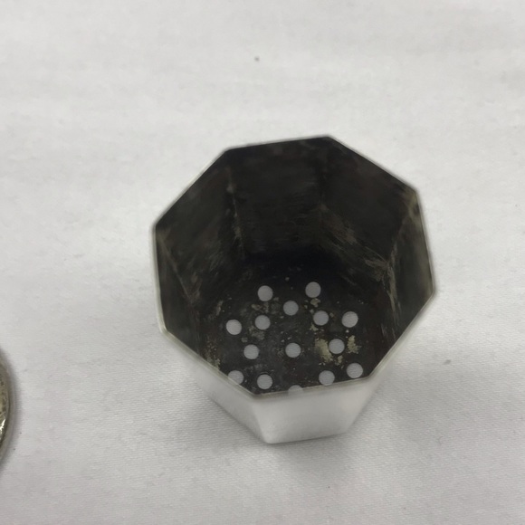 Vintage sterling silver salt/herb shaker - Picture 7 of 12